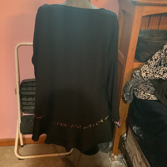 Multiple layered blouse. - Picture 3 of 4